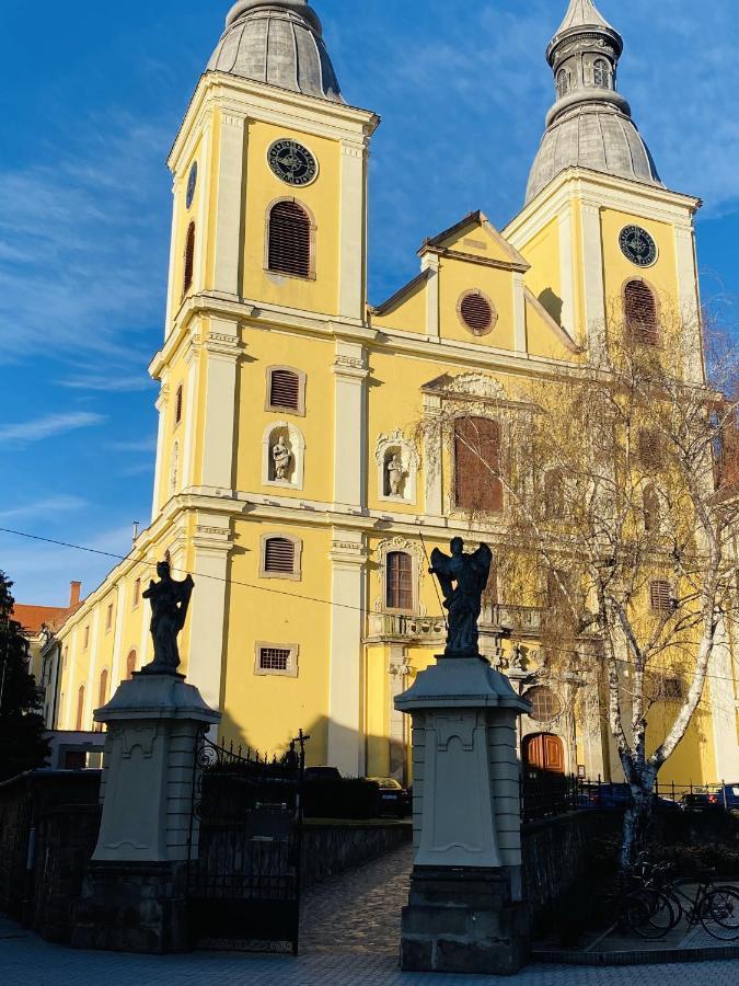 Urania Apartmanhaz Eger Exteriör bild