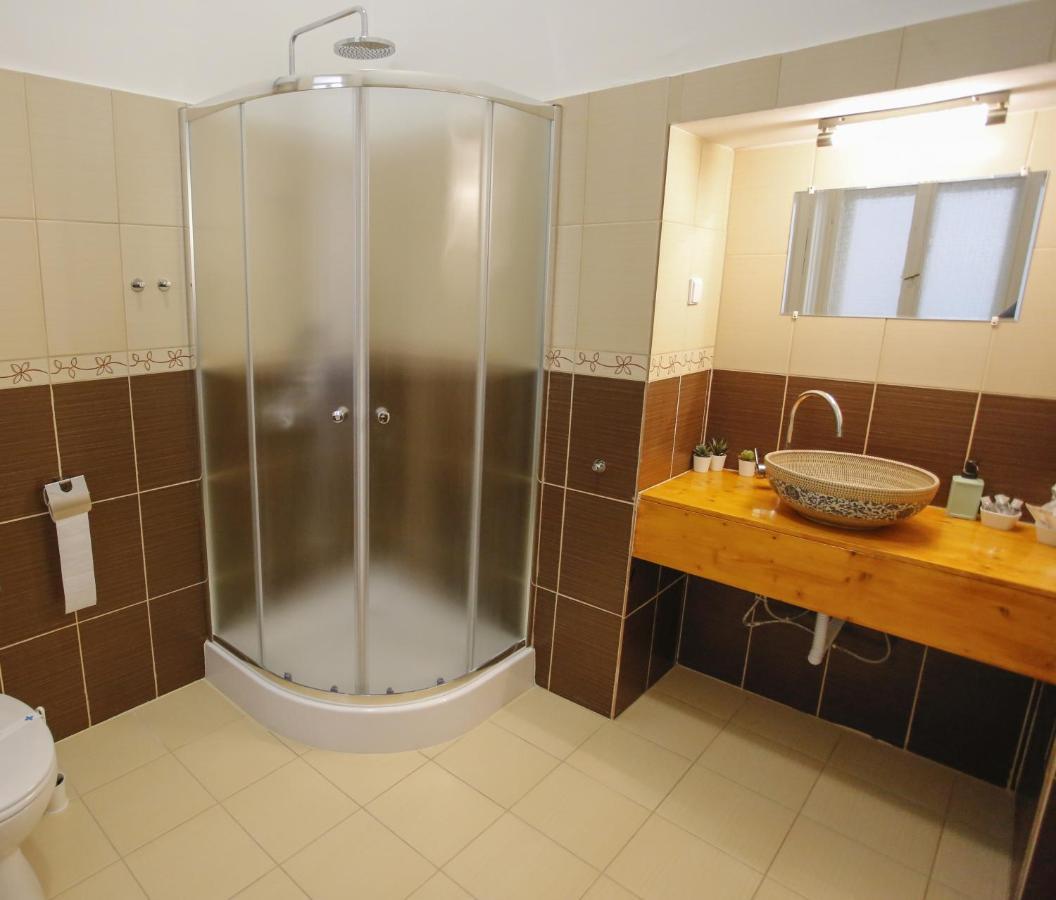 Urania Apartmanhaz Eger Exteriör bild