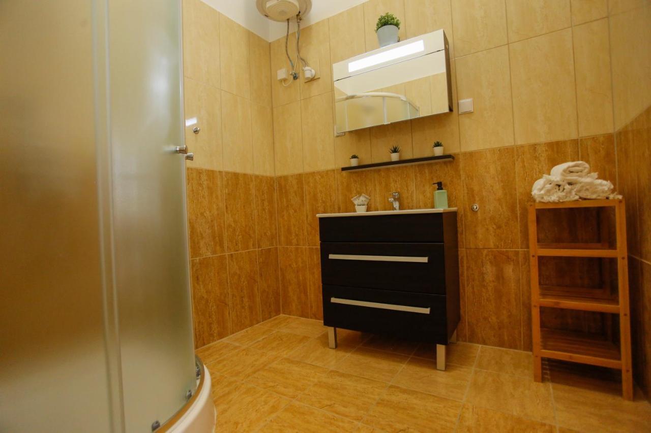 Urania Apartmanhaz Eger Exteriör bild